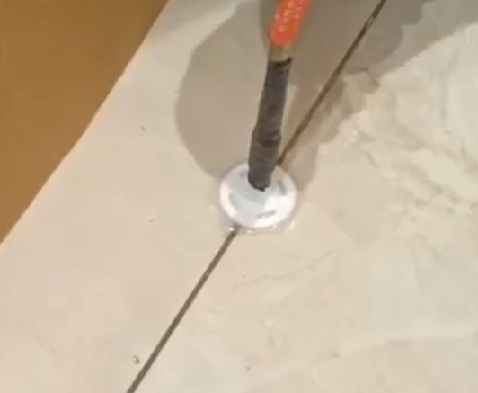 上城瓷砖空鼓维修公司专业解答瓷砖在铺贴过程中，如果没有涂抹均匀到位的粘结材料（如水泥砂浆或瓷砖胶），可能会导致以下问题