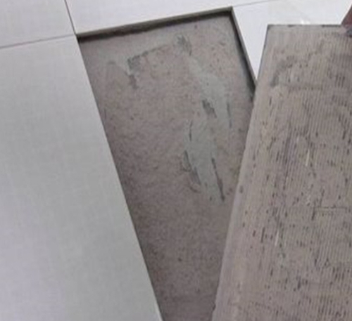 上城瓷砖空鼓维修公司分享瓷砖铺贴时如果打浆（即涂抹在瓷砖背面和基层上的砂浆或瓷砖胶）过少，会带来以下问题